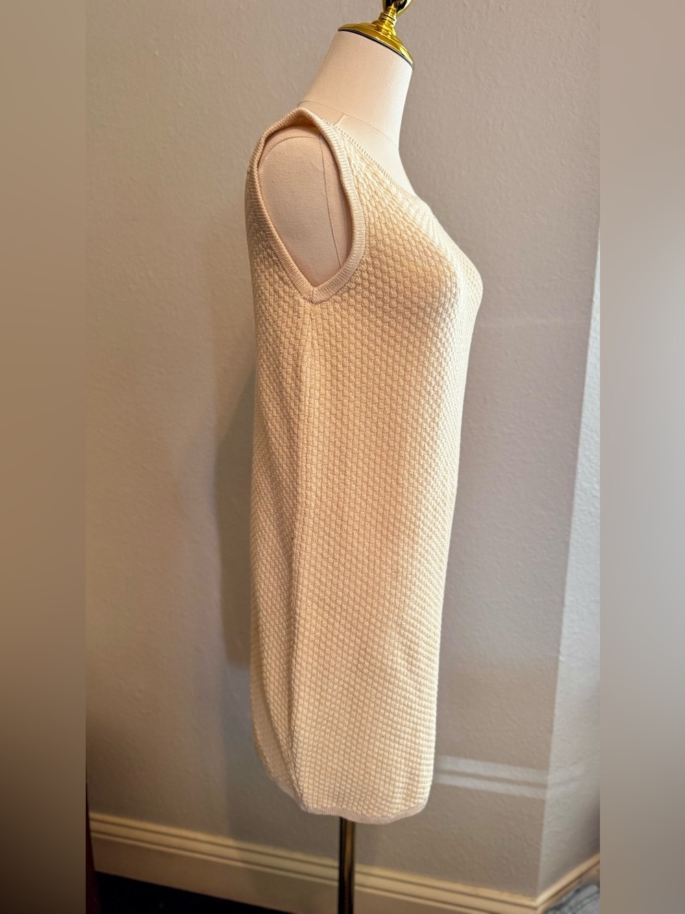 ST. JOHN Cream Textured Knit Sleeveless Shift Sheath Midi Dress w V-Back - Picture 5 of 16